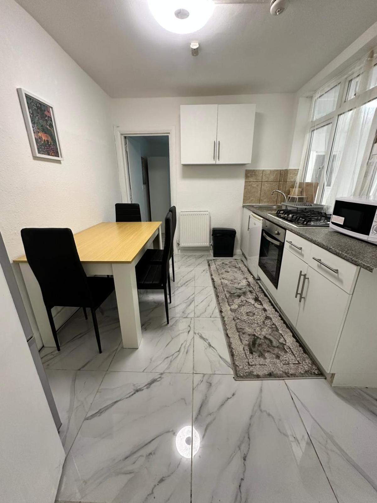 Appartamento Millais Road 3 Bedroom Flat
