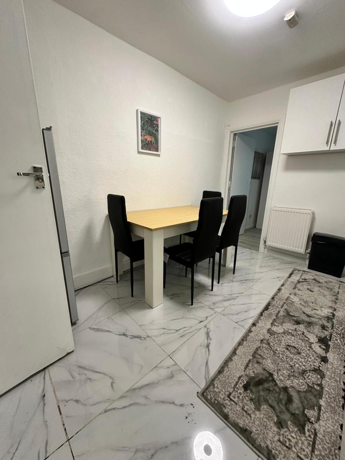Appartamento Millais Road 3 Bedroom Flat Londra