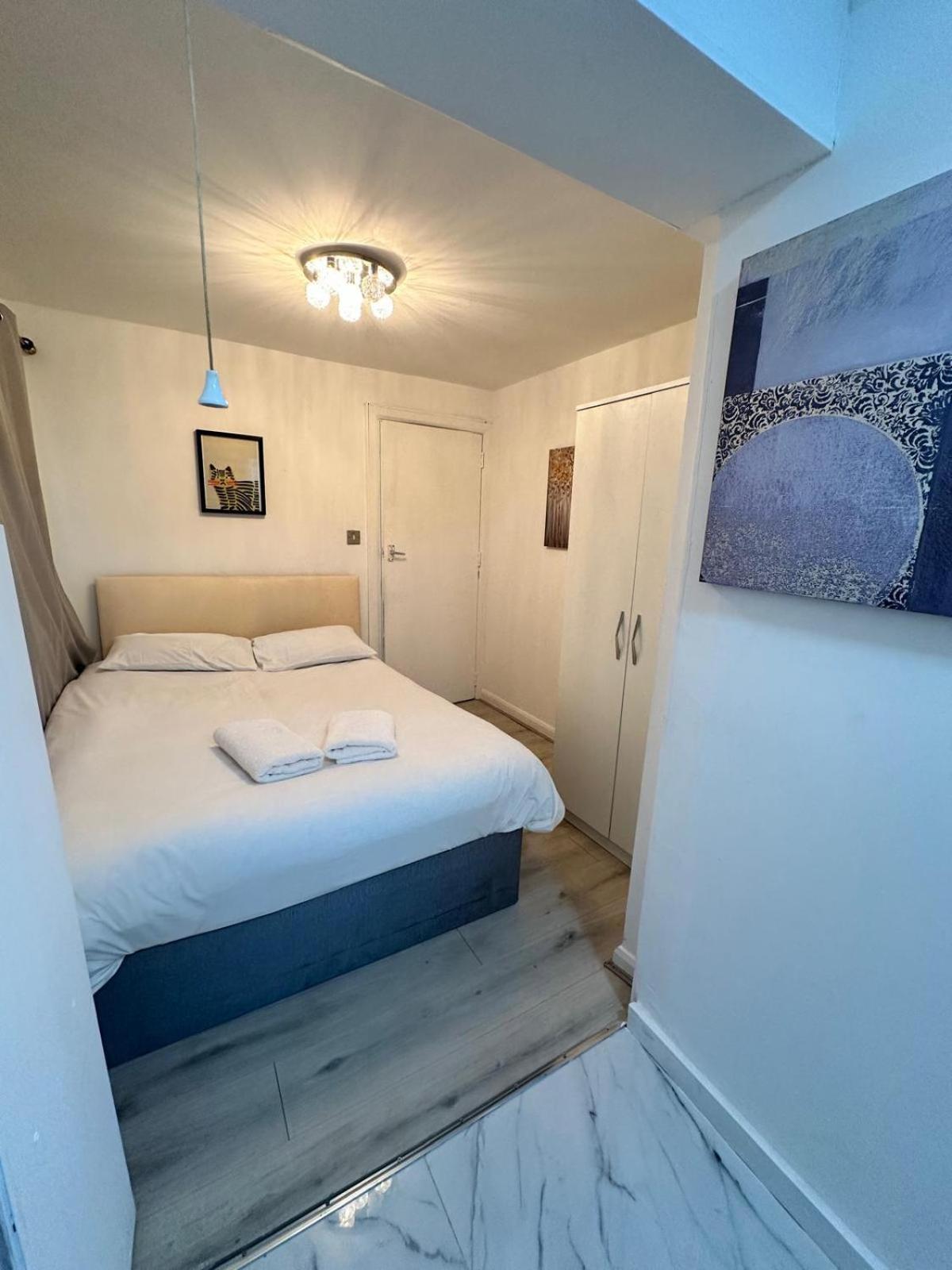 Millais Road 3 Bedroom Flat * Londra