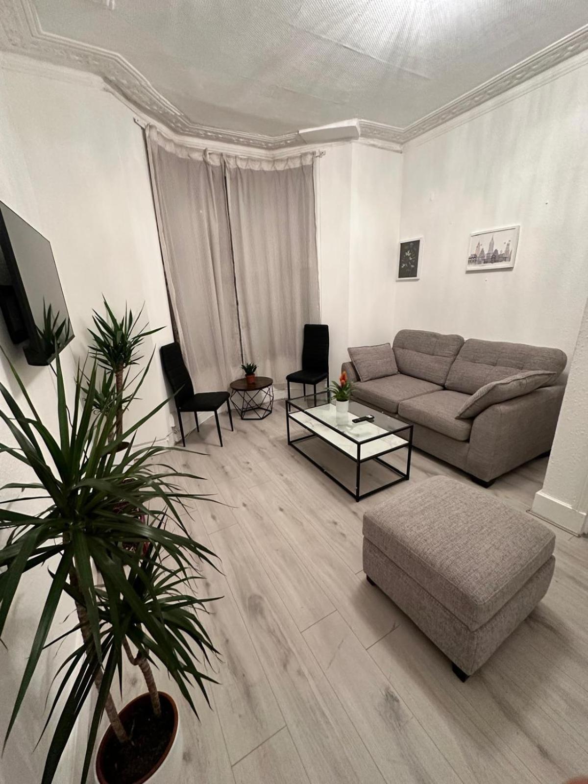Appartamento Millais Road 3 Bedroom Flat *