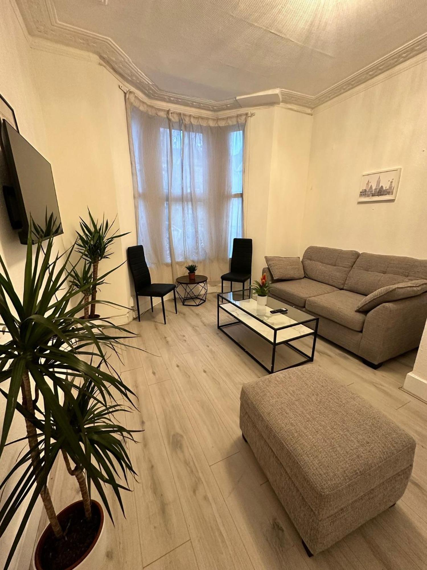 Millais Road 3 Bedroom Flat Londra