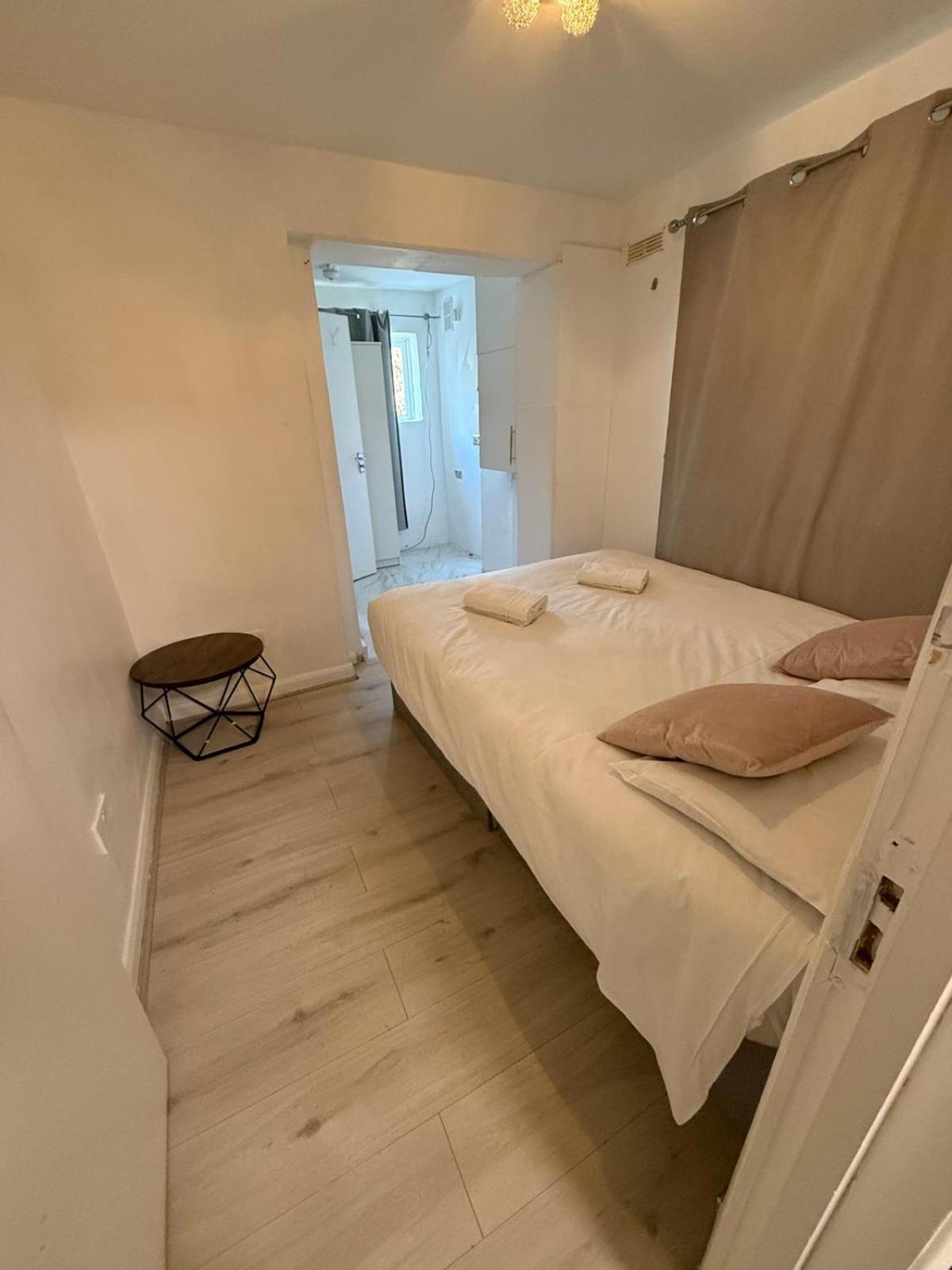Appartamento Millais Road 3 Bedroom Flat Londra