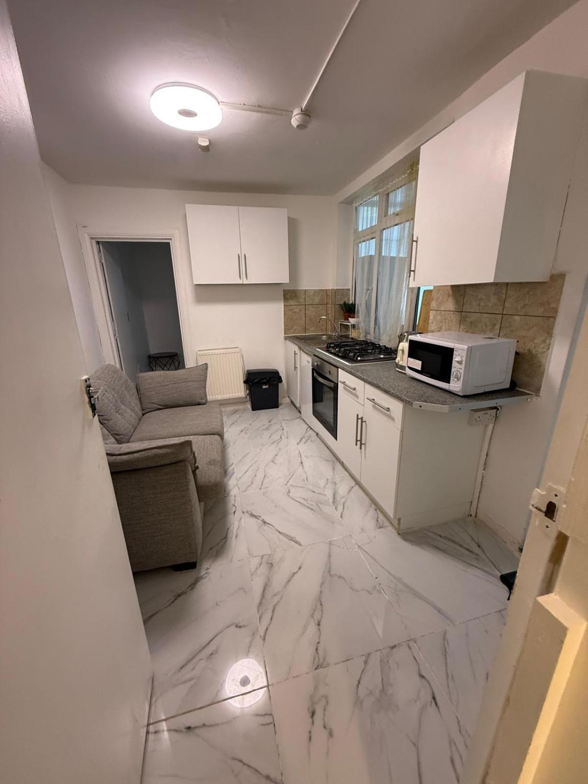 Millais Road 3 Bedroom Flat Londra